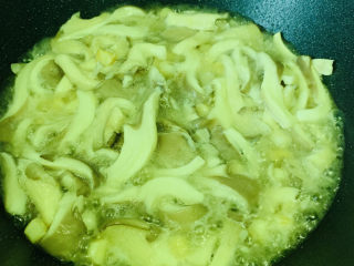 10、平菇豆腐汤,炒出汁