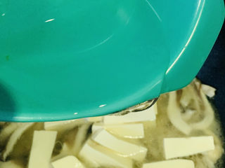 12、平菇豆腐汤,加清水，大火煮开，再煮3分钟