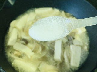 14、平菇豆腐汤,加少许盐