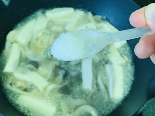 15、平菇豆腐汤,加味精