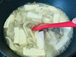 16、平菇豆腐汤,搅拌均匀