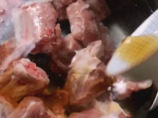 1、虫草花排骨汤,健康营养,又好吃,排骨冷水下锅，倒入料酒焯熟