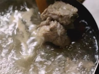 2、虫草花排骨汤,健康营养,又好吃,捞出备用