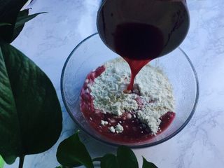 1、少女心韭菜盒子（附两种面皮）,首先我们来做少女心外表的粉色面皮，面粉分出140克，红曲粉5克用温水化开，（没有红曲粉的小伙伴可以采用红苋菜）慢慢倒入面粉中，搅拌均匀！揉成面团！