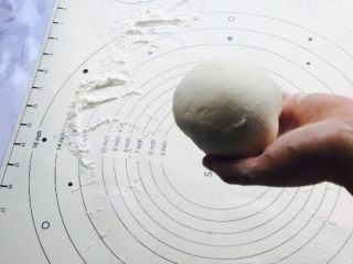 5、少女心韭菜盒子（附两种面皮）,静置30分钟后，拿出来撒干粉揉到表面光滑！（白色面团）