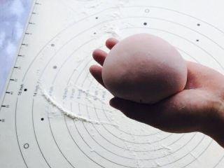 6、少女心韭菜盒子（附两种面皮）,静置30分钟后，拿出来撒干粉揉到表面光滑！（粉色面团）