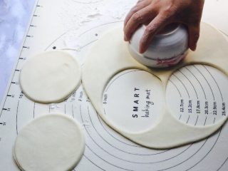 7、少女心韭菜盒子（附两种面皮）,接下来就是擀开，厚薄自己定，喜欢薄皮就擀薄一点，喜欢厚一点就擀厚一点！用碗扣出圆形！这样包出来大小一致！
