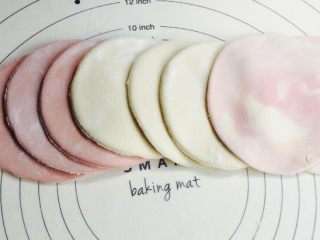 8、少女心韭菜盒子（附两种面皮）,所有面团都扣好，白色面团和粉色面团剩下的边角皮可以混合在一起擀成混色也好看！