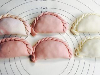 11、少女心韭菜盒子（附两种面皮）,折好的花边就是这样！馅料大家可以自己搭配自己喜爱的配菜！