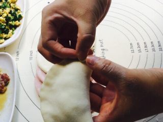 10、少女心韭菜盒子（附两种面皮）,包好馅料，边缘粘紧，边上往上折花边，很简单呢！如果有动态图就更好了，大家脑补一下！