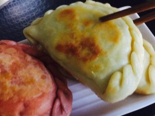 13、少女心韭菜盒子（附两种面皮）,煎到这个程度就可以出锅啦！超级香的！外表那层脆皮想吃！