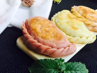 14、少女心韭菜盒子（附两种面皮）,成品图！粉色的少女心，搭配韭菜鸡蛋馅，小宝宝也吃的欢！