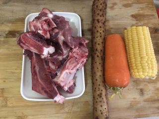 1、山药猪骨汤,准备食材