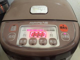 9、山药猪骨汤,盖盖先煲一个小时,(汤快够一个小时的时候开始准备山药)