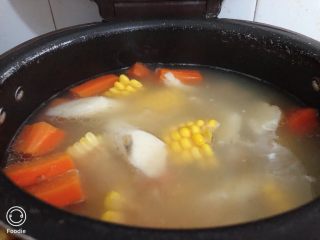 14、山药猪骨汤,美味的山药猪骨汤就完成了。加了玉米红萝卜特别清甜。