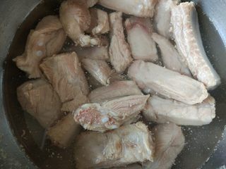 3、土豆烧排骨,捞出，沥净水分，冲洗一下