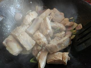 7、土豆烧排骨,下排骨，炒净表面水分