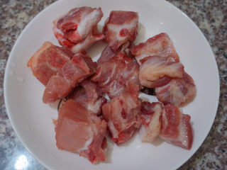 1、胡萝卜玉米排骨汤,在菜市场买来适量的排骨