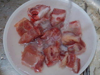 2、胡萝卜玉米排骨汤,排骨泡水清洗干净