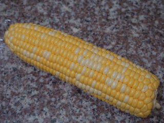 3、胡萝卜玉米排骨汤,准备1根玉米????