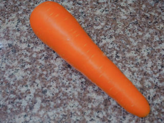 4、胡萝卜玉米排骨汤,还有准备一根胡萝卜????