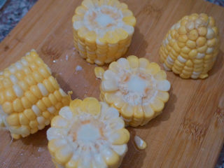 5、胡萝卜玉米排骨汤,玉米斩成小块