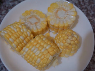 6、胡萝卜玉米排骨汤,洗干净后先放在盘子里备用