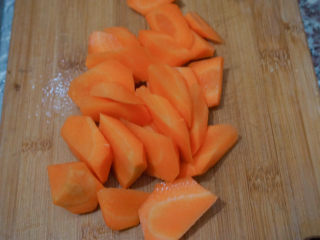 8、胡萝卜玉米排骨汤,切成不规则小块