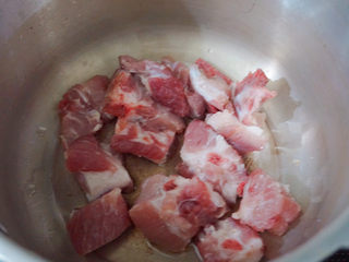 9、胡萝卜玉米排骨汤,高压锅内放入排骨