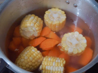 12、胡萝卜玉米排骨汤,最后加入适量的清水