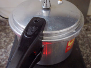 13、胡萝卜玉米排骨汤,高压锅大火熬煮15分钟