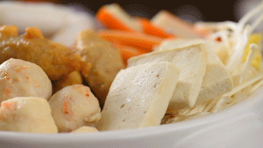 2、芝士年糕火锅,将食材洗净后放入锅中，放入辛拉面调料包和芝士片