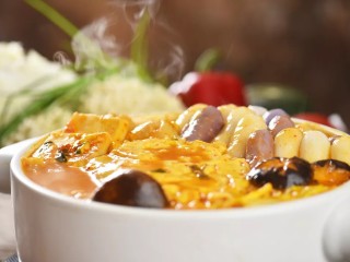 3、芝士年糕火锅,煮开后，再放入1个方便面，过5分钟即可开吃啦！