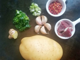 1、爽口酸辣土豆片,准备好食材。