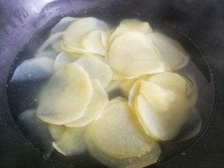 5、爽口酸辣土豆片,土豆片放入锅中滚水煮熟后捞出。