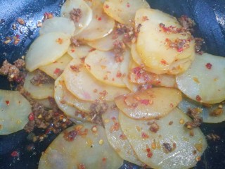 10、爽口酸辣土豆片,加入土豆片翻炒,最后加少许盐调味。