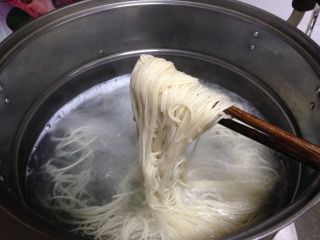 8、懒人料理+快手清汤挂面,煮至面条无硬芯捞出