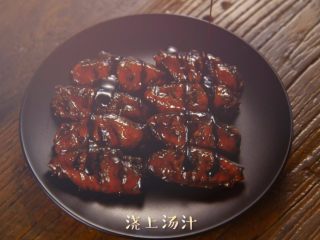 9、不炸不烤，告诉你什么才是完美的鸡翅做法,从锅内称出少许酱汁浇在鸡翅上