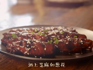 10、不炸不烤，告诉你什么才是完美的鸡翅做法,撒上葱花和芝麻装点一下~