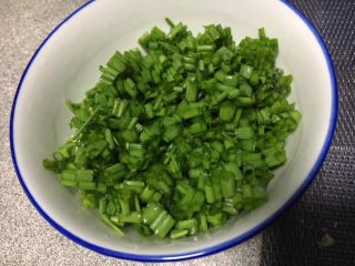 1、蚝油香菇,葱洗净切好