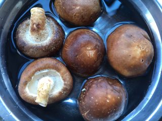 2、蚝油香菇,香菇浸泡洗净