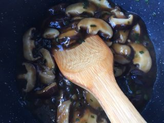12、蚝油香菇,放点糖，翻炒大火收汁