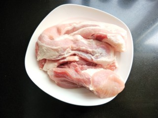 2、粉蒸肉,准备肥瘦相间的五花肉，洗净。