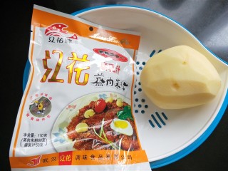 3、粉蒸肉,准备蒸肉粉，土豆去皮洗净。