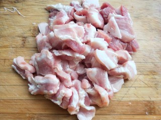 4、粉蒸肉,五花肉切块。