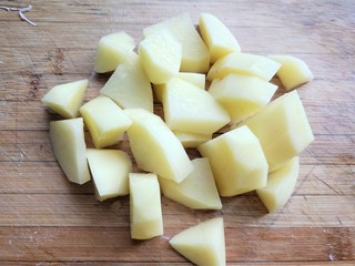 5、粉蒸肉,土豆切块。