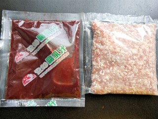 6、粉蒸肉,打开蒸肉粉的包装，里面是这样的。