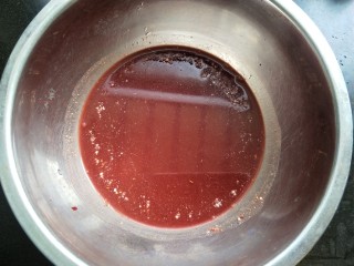 7、粉蒸肉,把腐乳汁和米粉倒入大一点的碗中，倒小半碗清水拌匀。