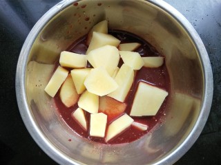 8、粉蒸肉,放入土豆。