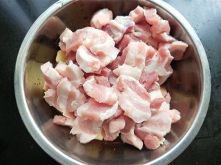 9、粉蒸肉,放入五花肉。